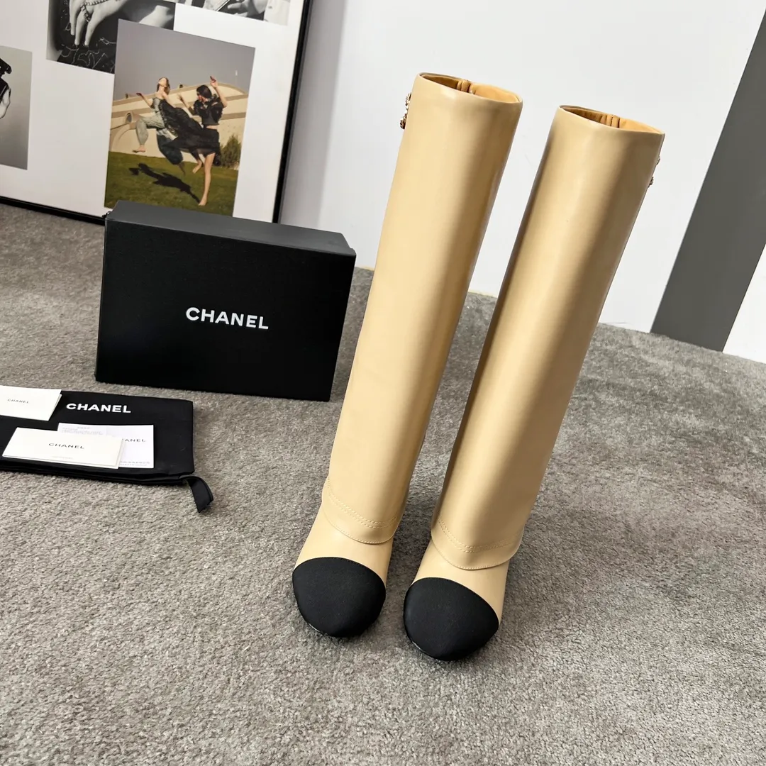 👟👟Ex-factory price 1000👟👟 High version of Chanel CHANEL, 🌞🌞🌞Xiaoxiang’s latest boots for autumn and winter 2025, a must-have item for this autumn and winter! ! Ms. Chanel loves simple yet irresistible combinations to show her unique style. Mix and match freely to shine⚡Follow Grandma’s fashion steps! ! ! The top-notch craftsmanship and texture are perfectly presented. No matter any details, you can compare them with the counters. The best quality products can be entered and exited from the counters at will! ! ❶Material: imported cowhide/sheep leather ❷Inner lining: cowhide lining ❸Foot pads: cowhide lining ❹Outsole: original Italian leather outsole ❺Heel height: 5.5cm ❻Boot shaft height: 15 inches ❼Number: 35-40 (40 and 41 are customized and non-refundable)